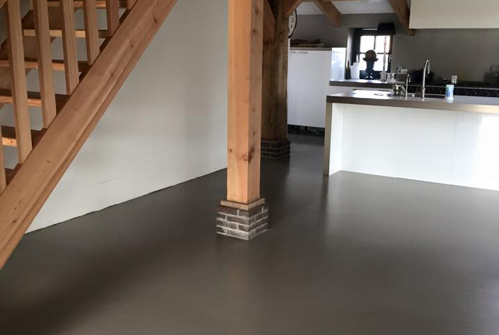 Modern interior met naadloze gietvloer